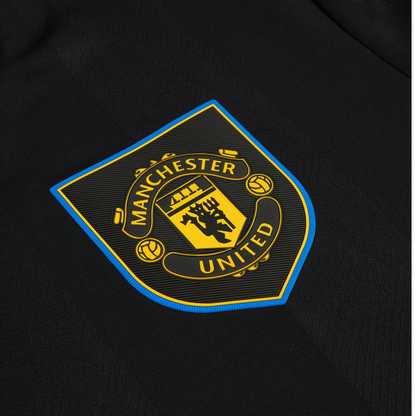 2025-26-manchester-united-fc-3a-equipaci-n-4235